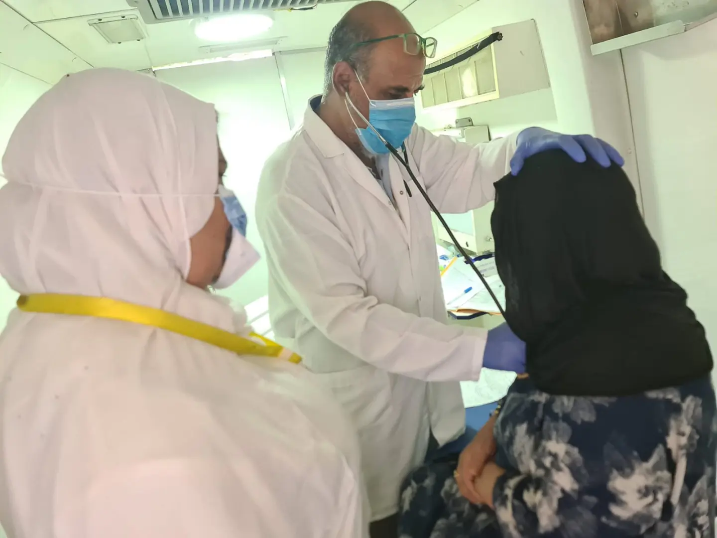 854 مواطنًا يستفيدون من قافلة طبية مجانية ببدر