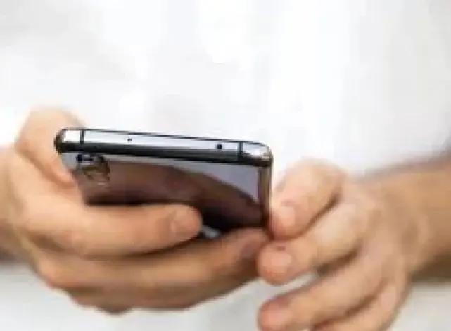 12 تطبيقًا خطيرًا على هاتفك.. احذفها فورًا قبل سرقة واتساب وتصويرك