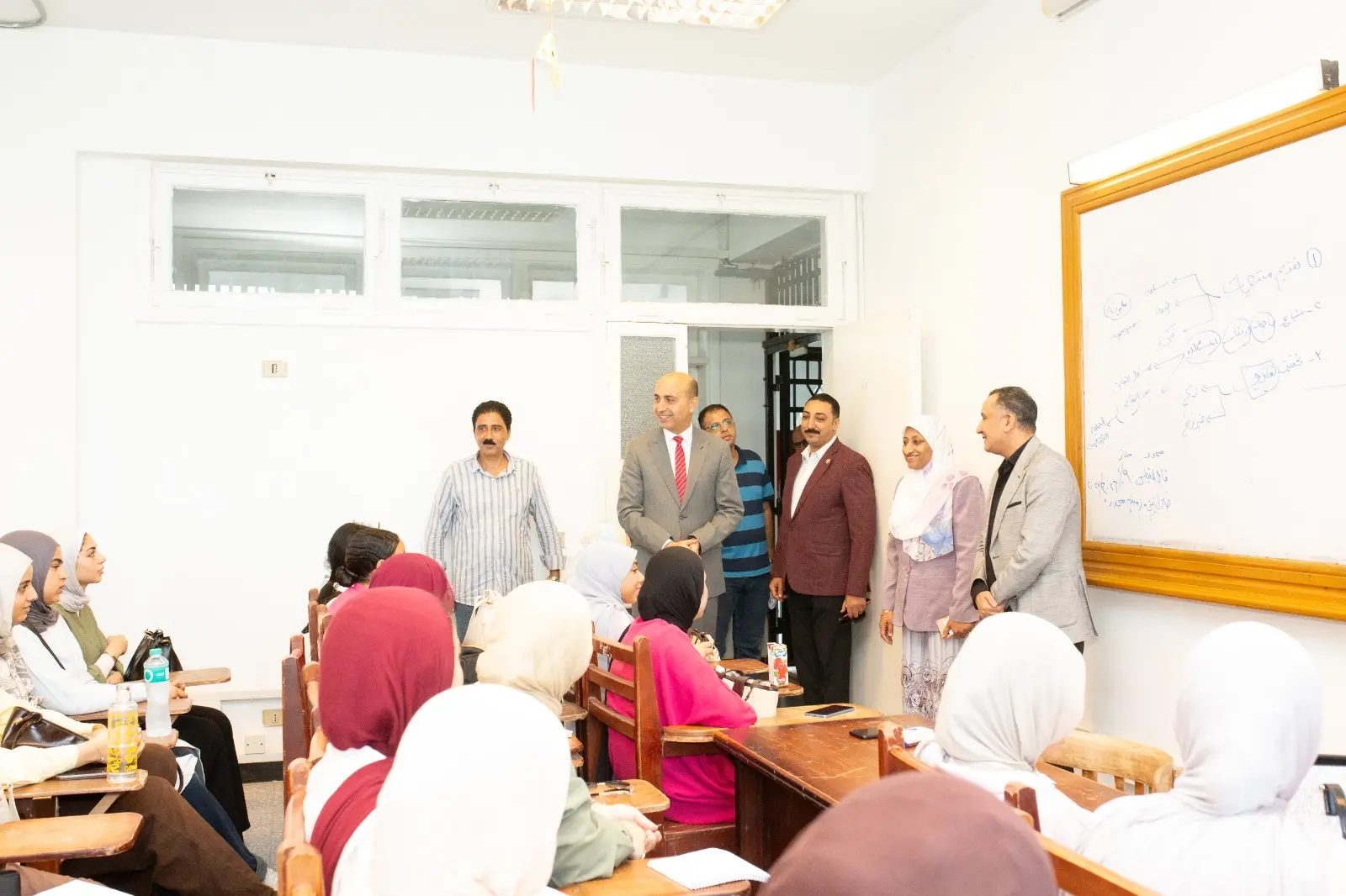 رئيس جامعة دمنهور يتفقد الدراسة ويوجه بدمج الطلاب الجدد وذوي الهمم