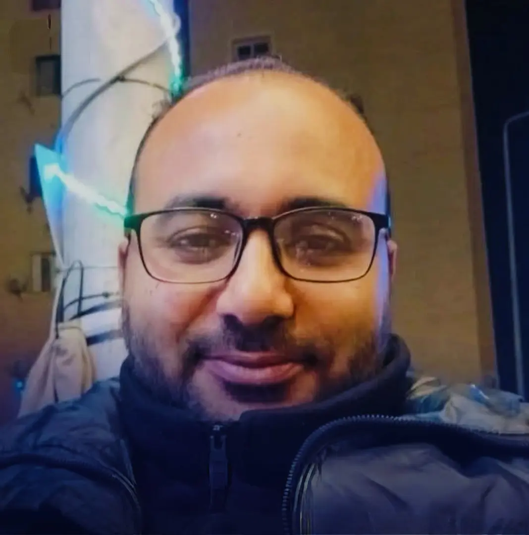 مطاردة الكلاب تنهي حياته.. تفاصيل مصرع شاب أثناء عودته من عمله ببورسعيد