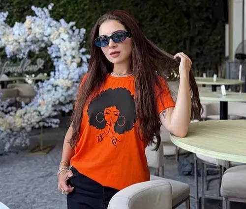 مي عز الدين تخطف الأنظار في أحدث ظهور بإطلالة برتقالية