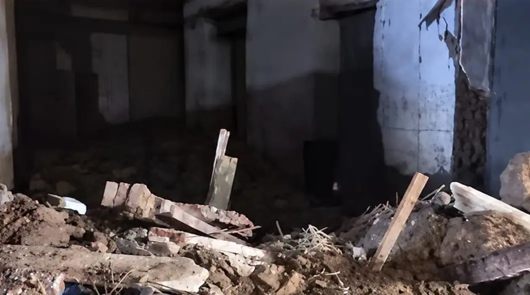 بيت انهار فوق أحلامهم.. مصرع طفلين وإصابة والدتهما في مأساة بالدقهلية
