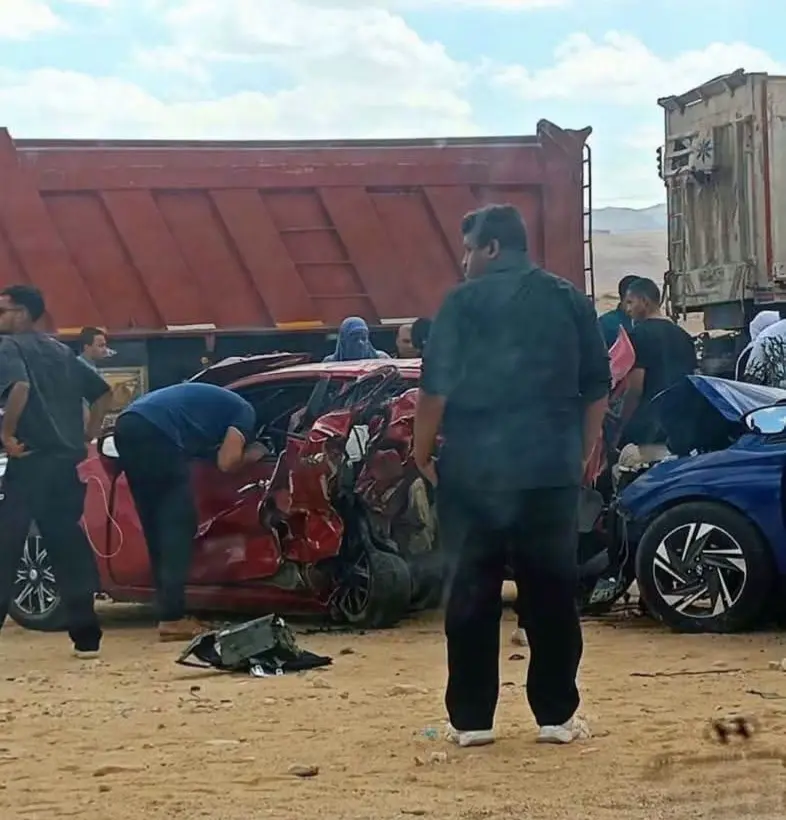 تحت تأثير الكحول.. فتاة تحوّل رحلة عائلية لمأساة بوفاة أم وإصابة طفلة بطريق مصر السويس