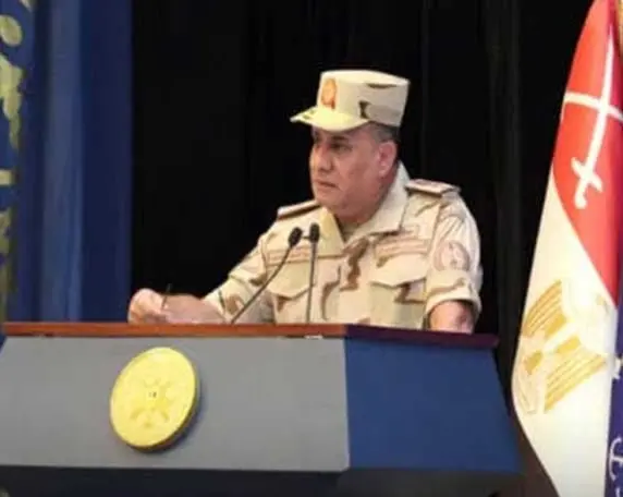 وزير الدفاع يلتقي أطقم التمريض العسكري.. ويؤكد دعم وتطوير المنظومة الطبية