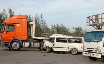 مصابين في تصادم ميكروباص وسيارة نقل بالطريق الإقليمي بالشرقية