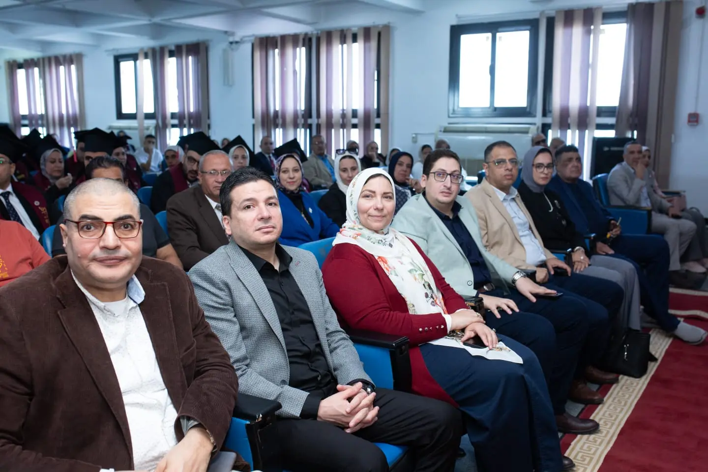 رئيس جامعة دمنهور يشهد حفل تخرج دفعة جديدة من الماجستير المهني بكلية التجارة - img 20261005 wa0039