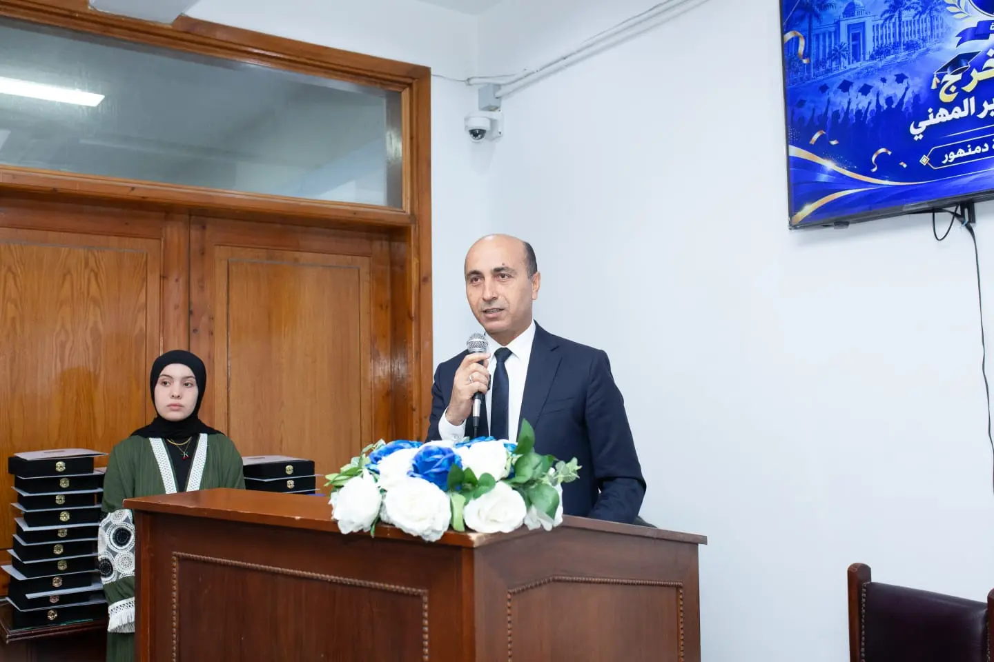 رئيس جامعة دمنهور يشهد حفل تخرج دفعة جديدة من الماجستير المهني بكلية التجارة - img 20261005 wa0044