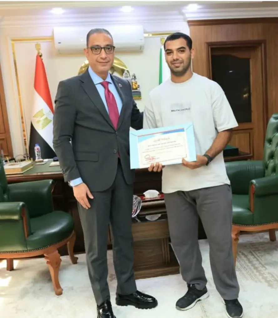 دعمًا للمواقف الإنسانية.. محافظ الجيزة يكرم منقذ طفل أرض اللواء بعد سقوطه من الطابق الثالث