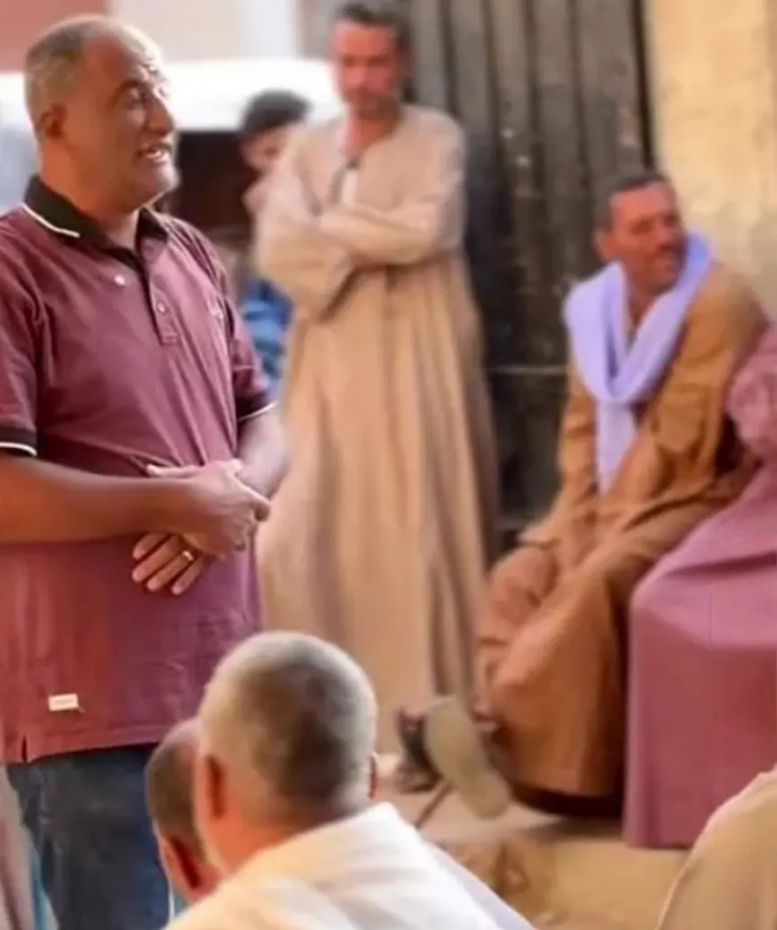 سجائر وتصوير وسب المعلمين.. مدير مدرسة بالمنيا يواجه أولياء الأمور برسائل حاسمة