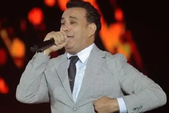 محمود الليثي يفاجئ جمهوره.. لماذا يعيش مع أبنائه في فندق؟