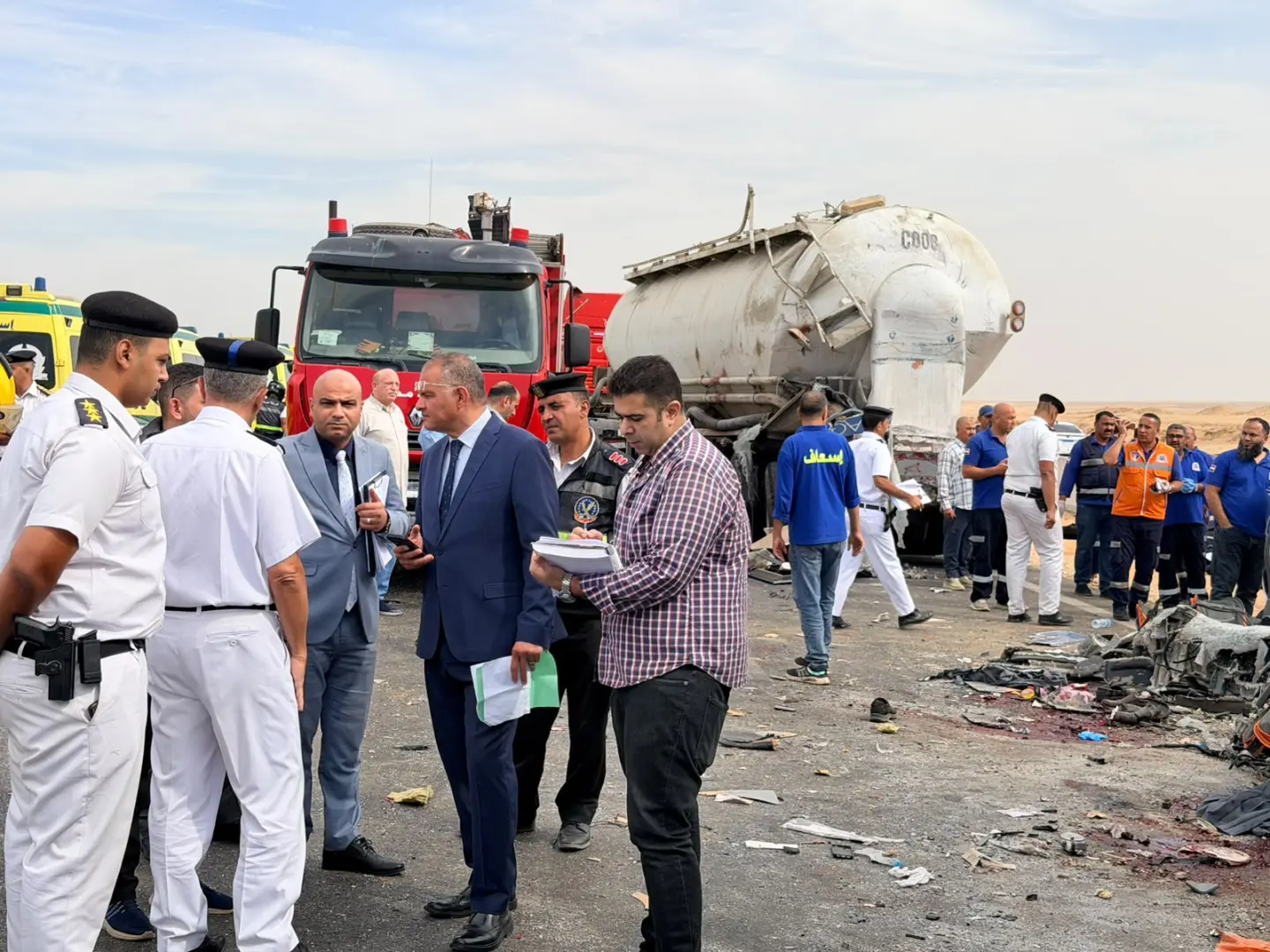 مدير أمن الفيوم يتفقد موقع تصادم الأتوبيس والتريلا بالصحراوي الغربي ويوجه بسرعة إزالة آثار الحادث