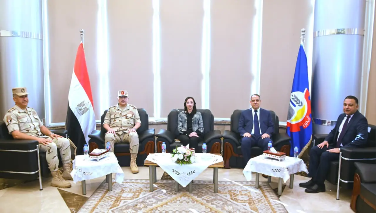 محافظ البحيرة ومدير الأمن يشهدان إحتفالية جمعية المحاربين القدماء لتكريم أسر الشهداء ومصابى العمليات الحربية - img 20261021 wa0128