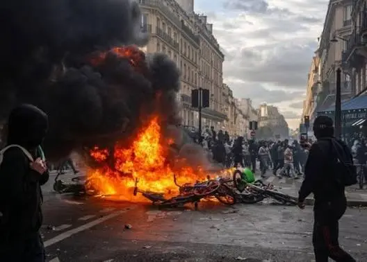 وزير العدل الفرنسي: اعتقال 2700 شخص على صلة بأعمال الشغب