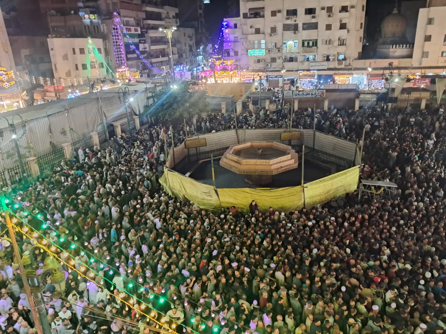 الآلاف يحتفلون بالليلة الكبيرة لمولد السيد البدوي في طنطا