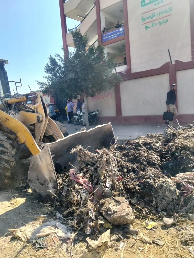 محافظ البحيرة توجه بتكثيف  أعمال النظافة بمحيط مدرسة عبد الحميد حسن أبو ورك للتعليم الأساسي بقرية المسين - img 20261027 wa0116
