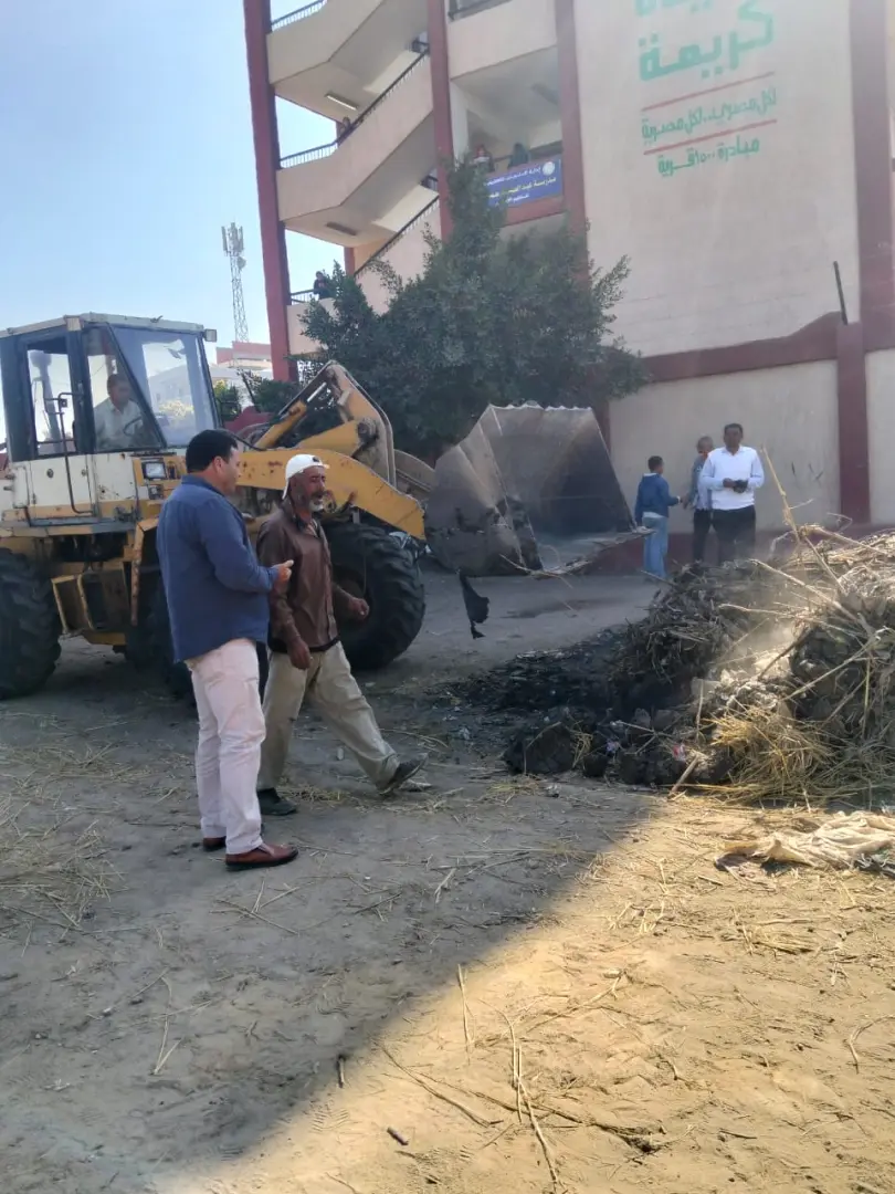محافظ البحيرة توجه بتكثيف  أعمال النظافة بمحيط مدرسة عبد الحميد حسن أبو ورك للتعليم الأساسي بقرية المسين - img 20261027 wa0119