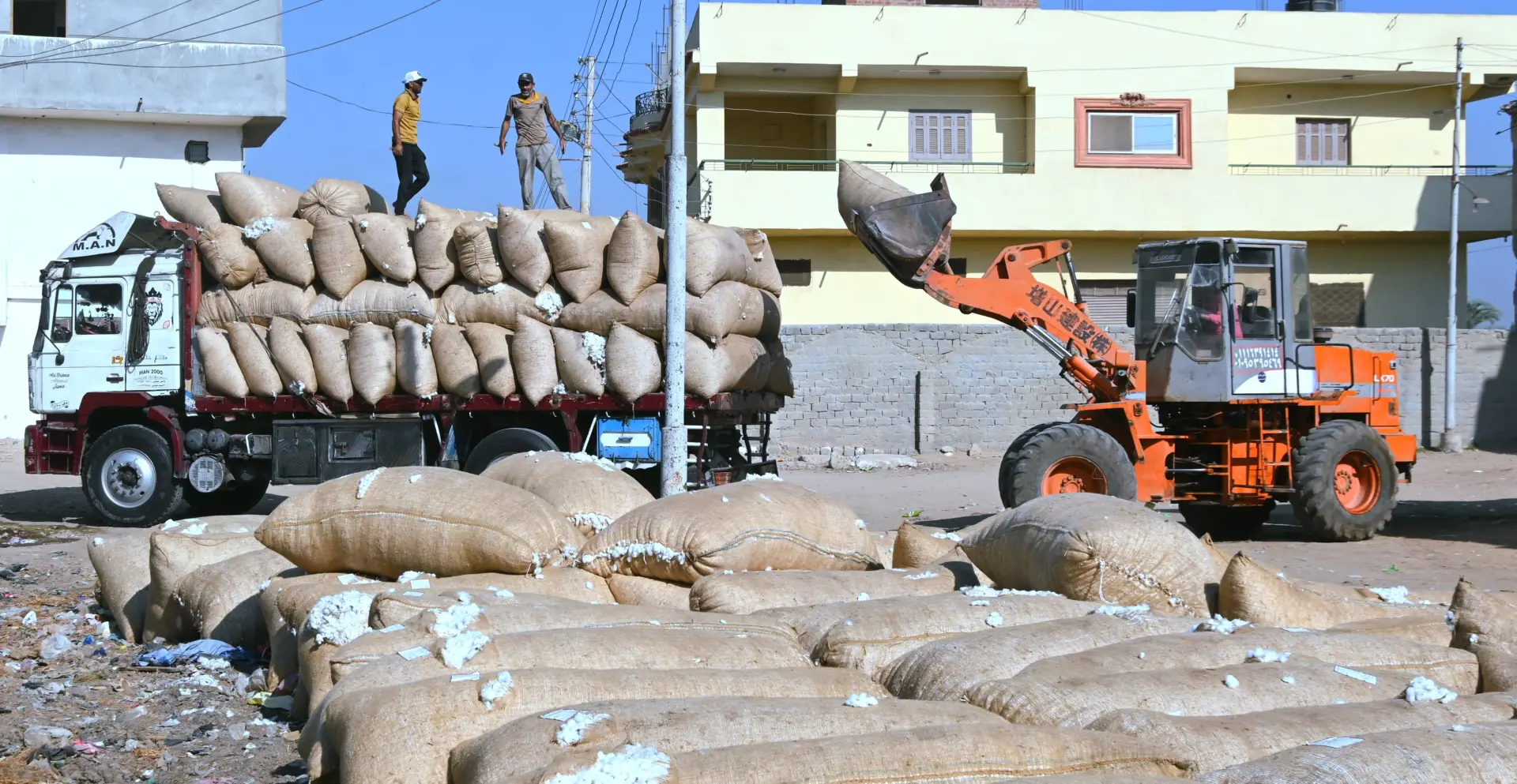 محافظ البحيرة تتفقد مركز صحة الأسرة  والجمعية الزراعية بقرية المسين بالدلنجات - img 20261027 wa0137