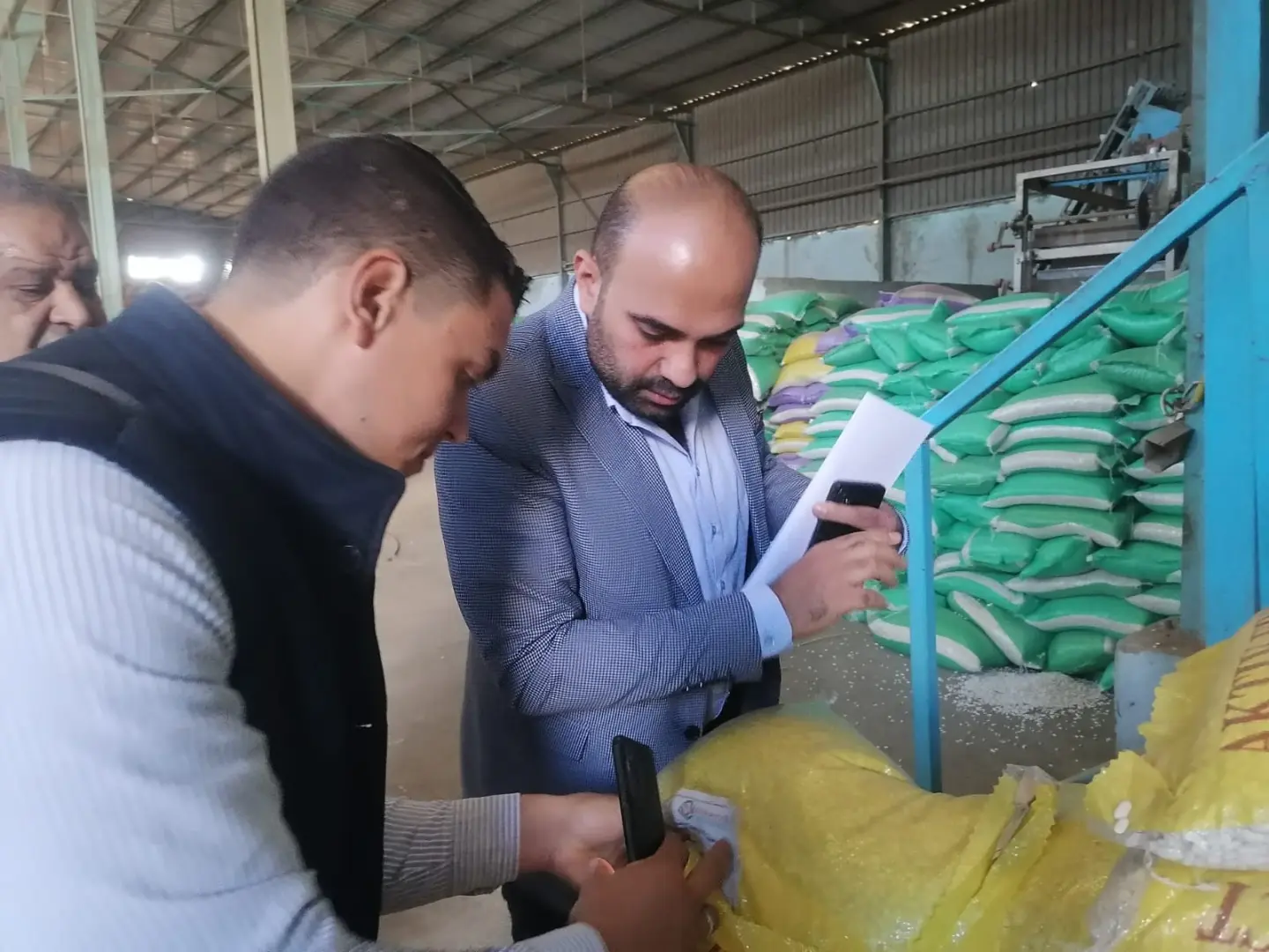 ضبط كميات كبيرة من الأغذية والمبيدات.. فى حملة لحماية المستهلك بالبحيرة وإعدام زيت طعام ودواجن غير صالحة للإستهلاك الآدم - img 20261030 wa0010 1