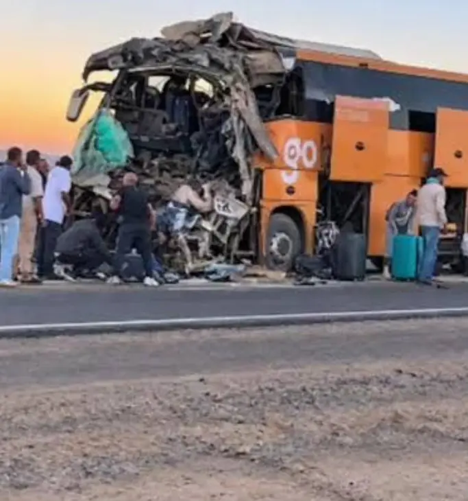 بينهم أجانب.. 3 وفيات و25 مصابًا في حادث تصادم مروع بالبحر الأحمر