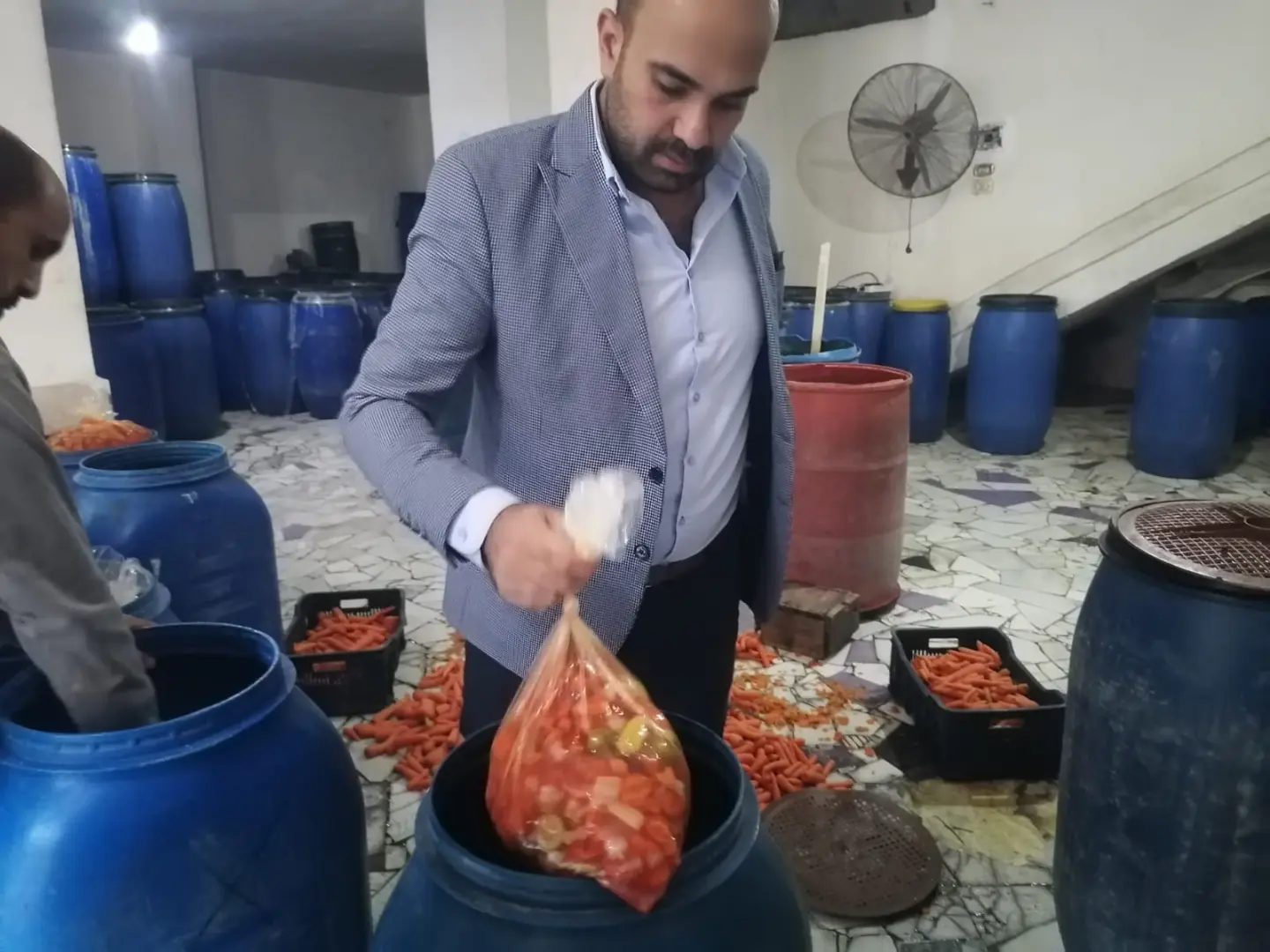 ضبط كميات كبيرة من الأغذية والمبيدات.. فى حملة لحماية المستهلك بالبحيرة وإعدام زيت طعام ودواجن غير صالحة للإستهلاك الآدم - img 20261030 wa0016