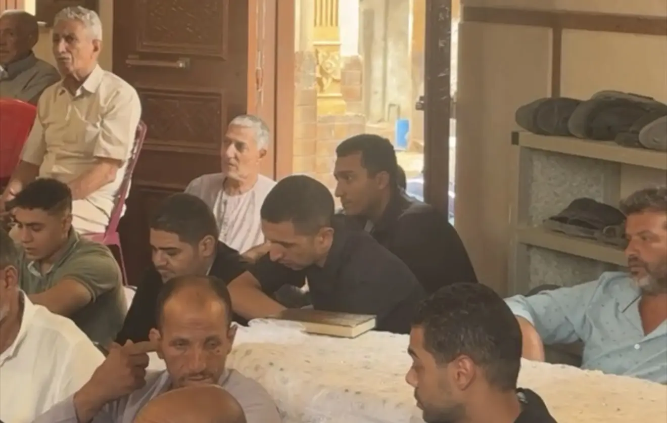 شيّع آلاف من أهالي منطقة العطف التابعة لمركز المحمودية بمحافظة البحيرة، جثمان شهيدة الواجب والعمل، مضيفة الطيران عزة رمزي محمد حسن، إلى مثواها الأخير بمقابر العائلة، في مشهد جنائزي مهيب خيمت عليه أجواء الصدمة والأسى، بحضور أفراد أسرتها وقيادات أمنية وتنفيذية وأهالي المحافظة الذين حرصوا على توجيه وافر العزاء والدعم لأسرة الفقيدة.