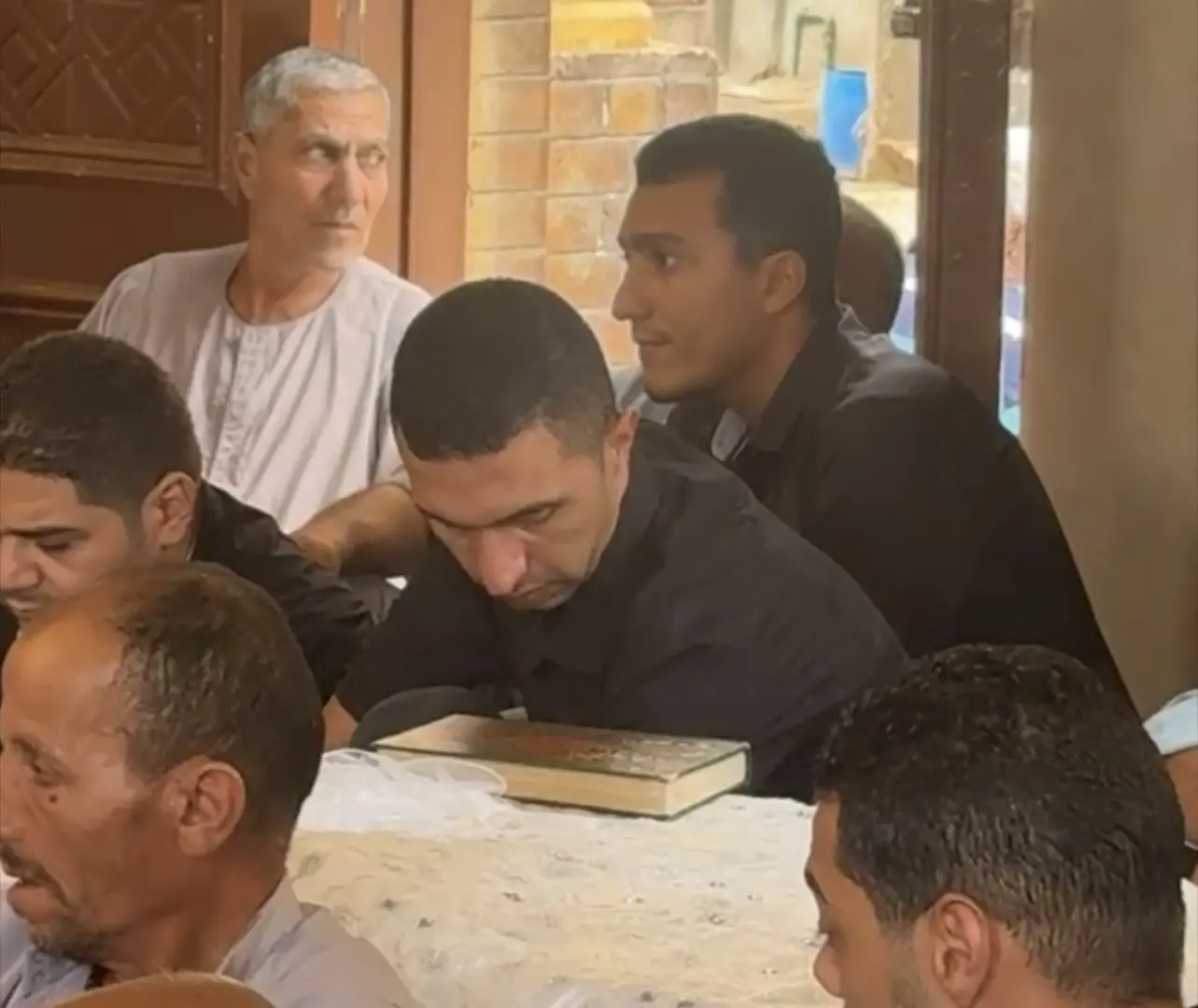 شيّع آلاف من أهالي منطقة العطف التابعة لمركز المحمودية بمحافظة البحيرة، جثمان شهيدة الواجب والعمل، مضيفة الطيران عزة رمزي محمد حسن، إلى مثواها الأخير بمقابر العائلة، في مشهد جنائزي مهيب خيمت عليه أجواء الصدمة والأسى، بحضور أفراد أسرتها وقيادات أمنية وتنفيذية وأهالي المحافظة الذين حرصوا على توجيه وافر العزاء والدعم لأسرة الفقيدة.