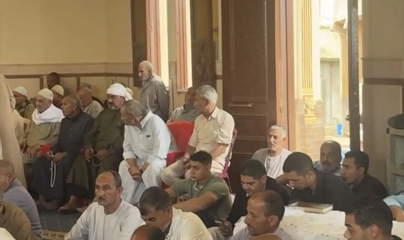 شيّع آلاف من أهالي منطقة العطف التابعة لمركز المحمودية بمحافظة البحيرة، جثمان شهيدة الواجب والعمل، مضيفة الطيران عزة رمزي محمد حسن، إلى مثواها الأخير بمقابر العائلة، في مشهد جنائزي مهيب خيمت عليه أجواء الصدمة والأسى، بحضور أفراد أسرتها وقيادات أمنية وتنفيذية وأهالي المحافظة الذين حرصوا على توجيه وافر العزاء والدعم لأسرة الفقيدة.