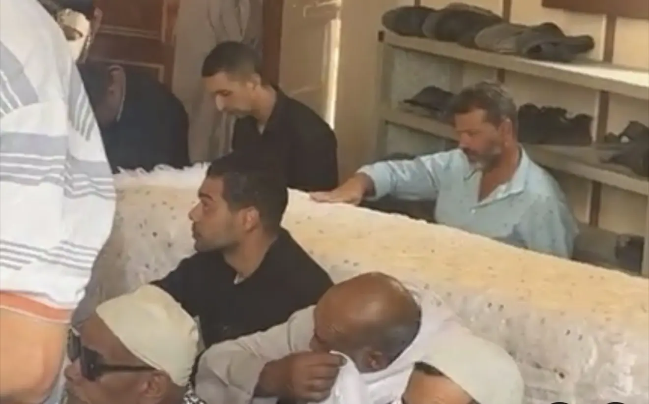 شيّع آلاف من أهالي منطقة العطف التابعة لمركز المحمودية بمحافظة البحيرة، جثمان شهيدة الواجب والعمل، مضيفة الطيران عزة رمزي محمد حسن، إلى مثواها الأخير بمقابر العائلة، في مشهد جنائزي مهيب خيمت عليه أجواء الصدمة والأسى، بحضور أفراد أسرتها وقيادات أمنية وتنفيذية وأهالي المحافظة الذين حرصوا على توجيه وافر العزاء والدعم لأسرة الفقيدة.