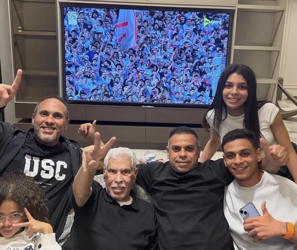 حسن شحاتة يحتفل بفوز الزمالك على بيراميدز وسط أبنائه وأحفاده