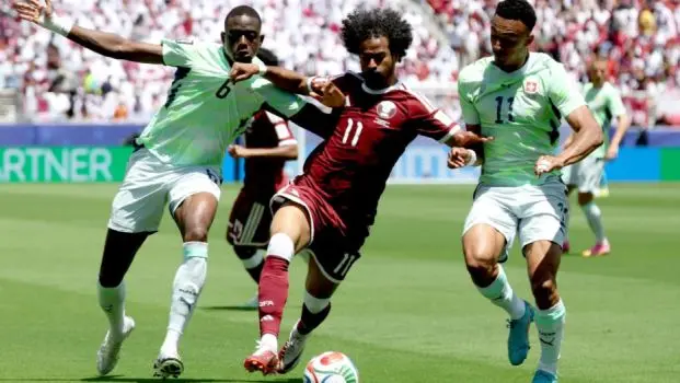 فيفا يوضح أزمة الـVAR في لقاء قطر وسويسرا