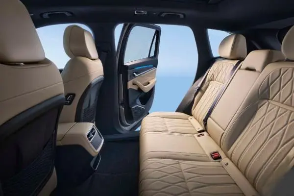 ويأتي على رأس هذه الطرازات السيارة الرياضية متعددة الاستخدامات جيلي مونجارو موديل 2027 (Geely Monjaro)، التي حظيت باهتمام واسع بفضل تجهيزاتها الفاخرة وأدائها القوي.