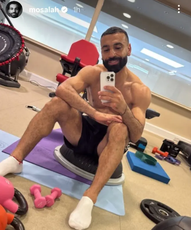 محمد صلاح يستعرض لياقته البدنية من الجيم