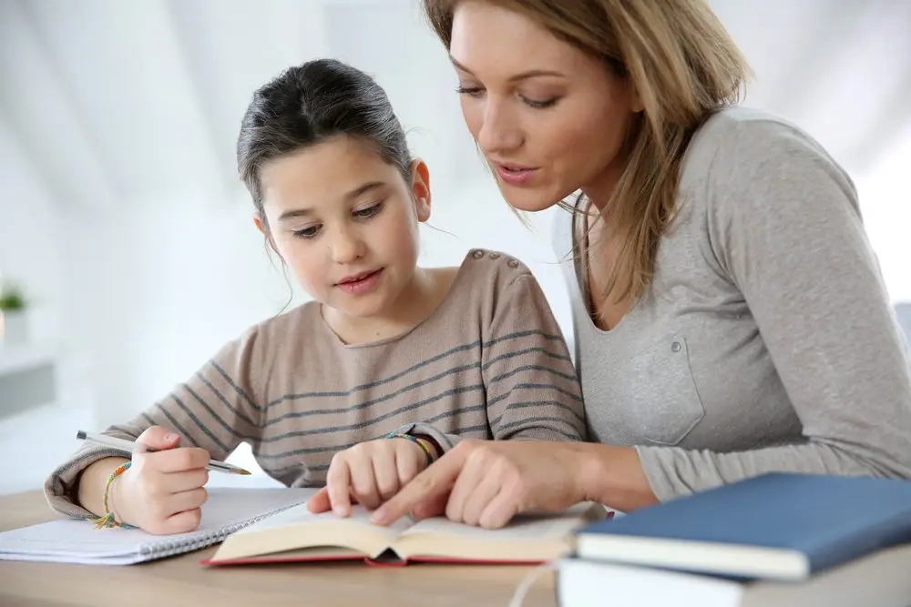 ابنك بيرفض المذاكرة؟.. 7 خطوات تساعدك على تعليمه بدون صراخ أو عناد