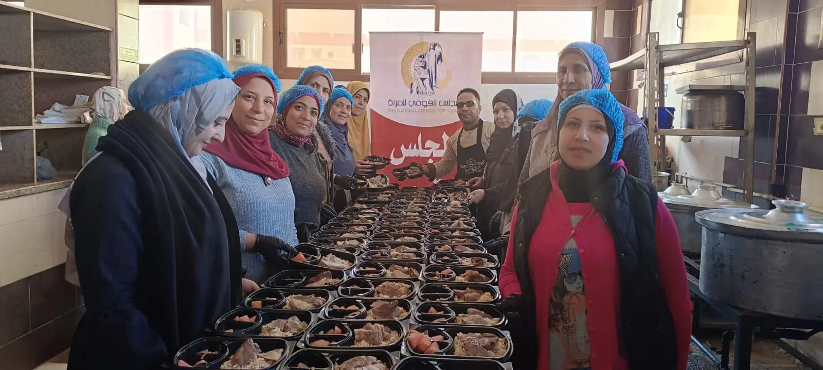 740 وجبة ساخنة من «مطبخ المصرية بإيد بناتها» لدعم الأسر الأولى بالرعاية في البحيرة