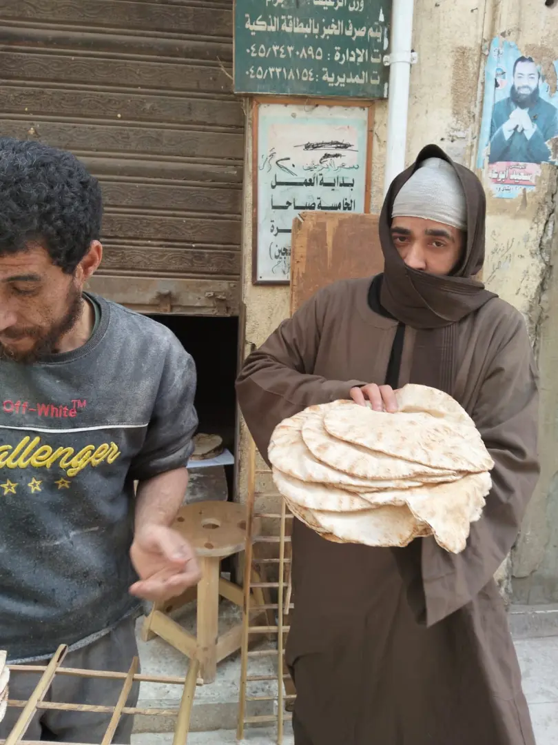 بـ "الجلابية" البلدي.. مفتش تموين يخترق طوابير الخبز في إيتاي البارود ويسقط المخالفين - whatsapp image 2026 03 14 at 140048