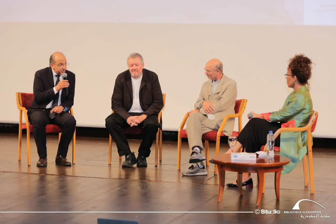 افتتحت مكتبة الإسكندرية السيمبوزيوم الدولي "إعادة التفكير.. إعادة البناء" «Rethinking Rebuilding»، والذي ينظَّمه مركز دراسات الإسكندرية وحضارة البحر المتوسط (AlexMed) بقطاع البحث الأكاديمي بالمكتبة بالتعاون مع مؤسسة سنوهيتا Snøhetta، والسفارة النرويجية بالقاهرة، ومؤسسة Nord، ومؤسسة Human Urbanism، وذلك بحضور الدكتور أحمد زايد؛ مدير مكتبة الإسكندرية، والسفير إريك هوسم؛ سفير مملكة النرويج لدى مصر، والسفير بيتر مولينا؛ سفير مملكة هولندا لدى مصر.