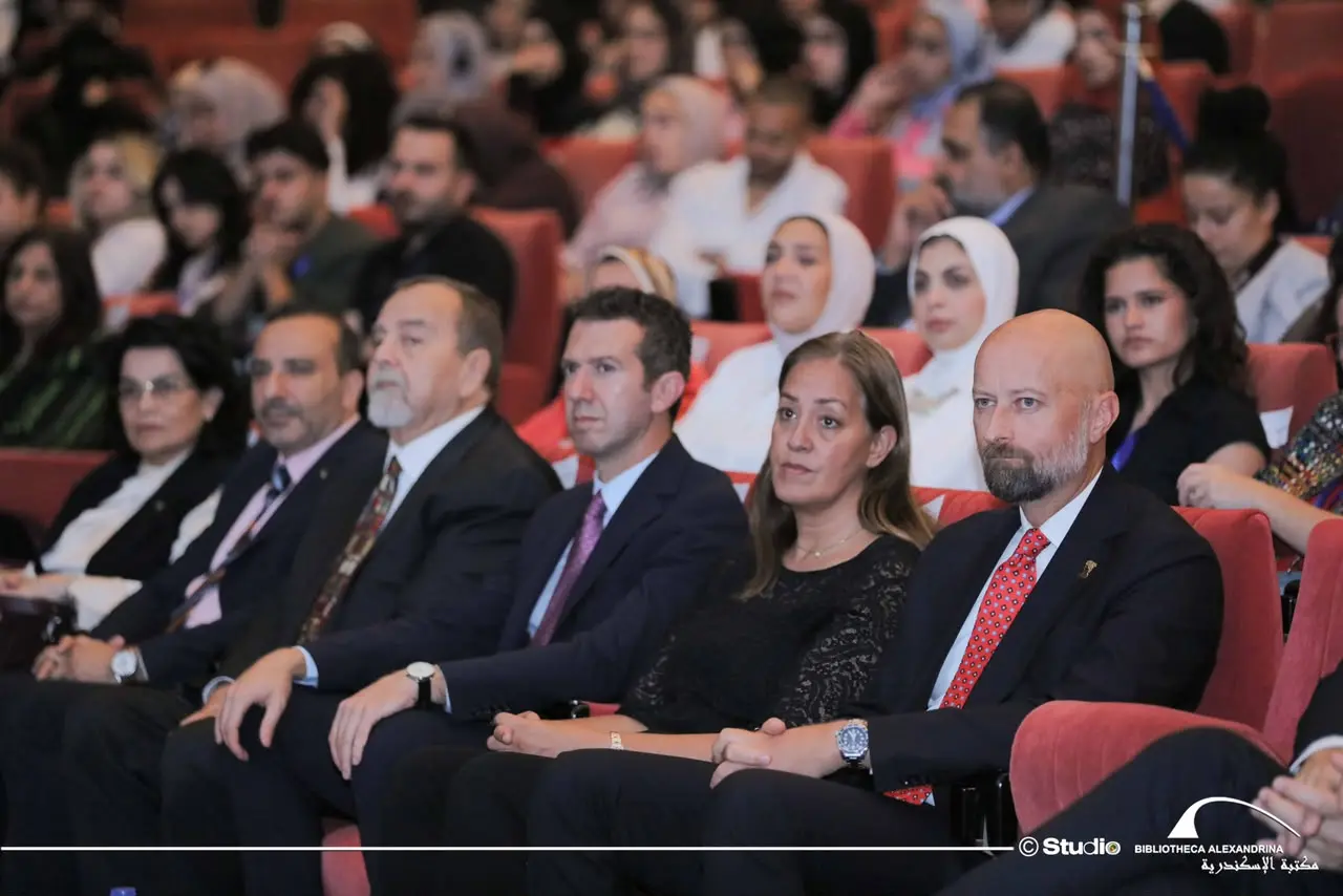افتتحت مكتبة الإسكندرية السيمبوزيوم الدولي "إعادة التفكير.. إعادة البناء" «Rethinking Rebuilding»، والذي ينظَّمه مركز دراسات الإسكندرية وحضارة البحر المتوسط (AlexMed) بقطاع البحث الأكاديمي بالمكتبة بالتعاون مع مؤسسة سنوهيتا Snøhetta، والسفارة النرويجية بالقاهرة، ومؤسسة Nord، ومؤسسة Human Urbanism، وذلك بحضور الدكتور أحمد زايد؛ مدير مكتبة الإسكندرية، والسفير إريك هوسم؛ سفير مملكة النرويج لدى مصر، والسفير بيتر مولينا؛ سفير مملكة هولندا لدى مصر.