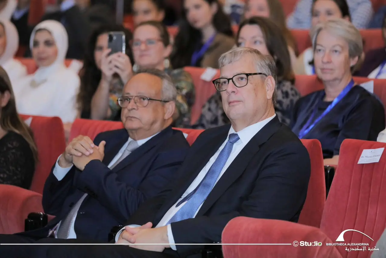 افتتحت مكتبة الإسكندرية السيمبوزيوم الدولي "إعادة التفكير.. إعادة البناء" «Rethinking Rebuilding»، والذي ينظَّمه مركز دراسات الإسكندرية وحضارة البحر المتوسط (AlexMed) بقطاع البحث الأكاديمي بالمكتبة بالتعاون مع مؤسسة سنوهيتا Snøhetta، والسفارة النرويجية بالقاهرة، ومؤسسة Nord، ومؤسسة Human Urbanism، وذلك بحضور الدكتور أحمد زايد؛ مدير مكتبة الإسكندرية، والسفير إريك هوسم؛ سفير مملكة النرويج لدى مصر، والسفير بيتر مولينا؛ سفير مملكة هولندا لدى مصر.