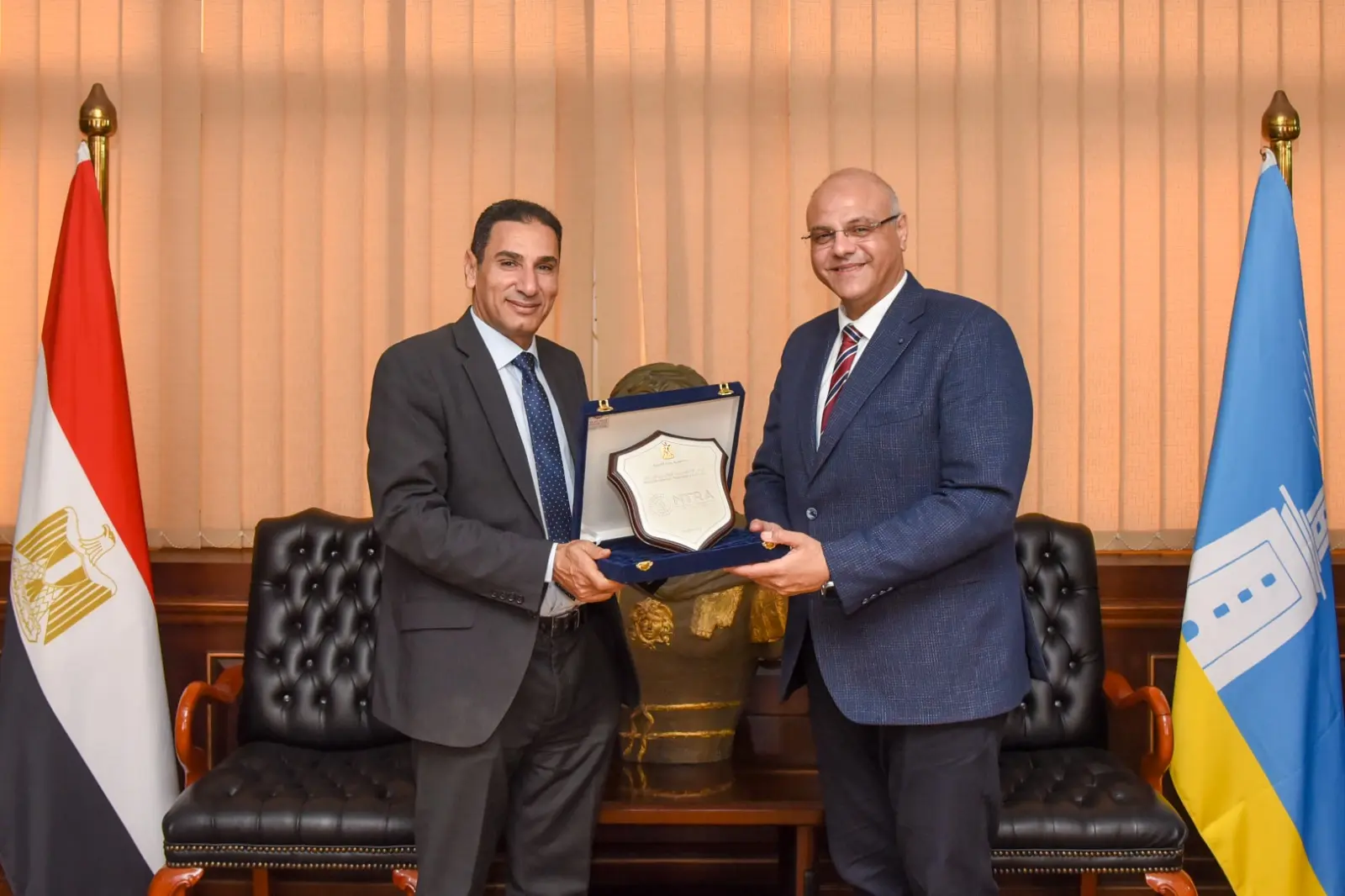 في إطار جهود الدولة المصرية لتعزيز الوعي المجتمعي بالأمن السيبراني، ودعم توجهات الدولة نحو التحول الرقمي الآمن، عقد المهندس/ أيمن عطية، محافظ الإسكندرية، اجتماعًا مع وفد الجهاز القومى لتنظيم الاتصالات برئاسة م محمد ابرهيم النائب التنفيذى و المتحدث الرسمى باسم الجهاز ، لبحث سبل تسهيل مهام فرق الجهاز في تنفيذ الأنشطة التوعوية والوصول إلى أكبر عدد ممكن من المواطنين بمختلف القطاعات