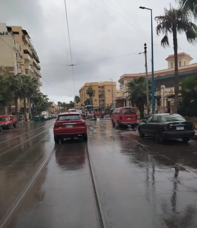 شهدت المحافظة، منذ الساعات الأولى، موجة من الطقس غير المستقر، حيث تساقطت أمطار متفاوتة الشدة تراوحت بين المتوسطة والغزيرة على كافة الأنحاء والمراكز. وأدت هذه الموجة الممطرة إلى تباين ملحوظ في درجات الحرارة وسط أجواء شتوية باردة، بينما واصلت الجهات التنفيذية رفع حالة الطوارئ القصوى ونشر معدات سحب المياه بالشوارع والميادين الرئيسية لضمان انتظام الحركة المرورية وتجنب أي تكدسات قد تؤثر على تنقلات المواطنين.