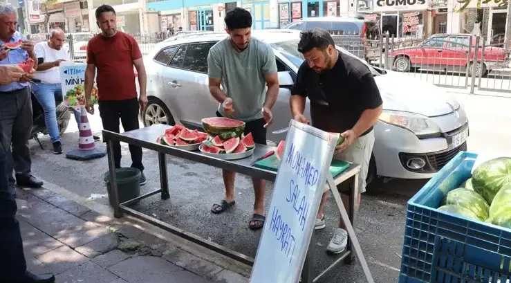 مشجع بشكتاش يفي بوعده ويوزع نصف طن بطيخ احتفالًا بمحمد صلاح