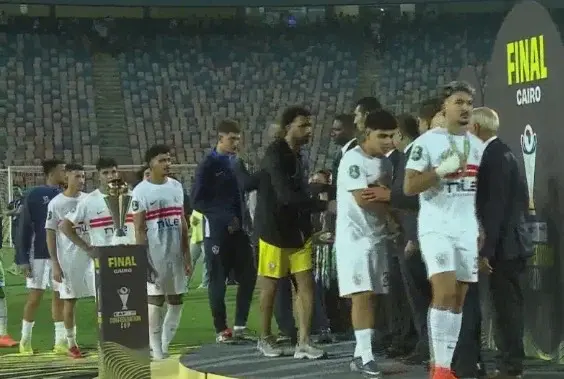 شاهد مراسم تتويج اتحاد العاصمة بكأس الكونفدرالية بعد الفوز على الزمالك - 1000619317