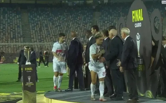 شاهد مراسم تتويج اتحاد العاصمة بكأس الكونفدرالية بعد الفوز على الزمالك - 1000619318
