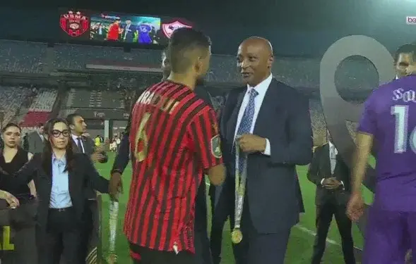 شاهد مراسم تتويج اتحاد العاصمة بكأس الكونفدرالية بعد الفوز على الزمالك - 1000619320