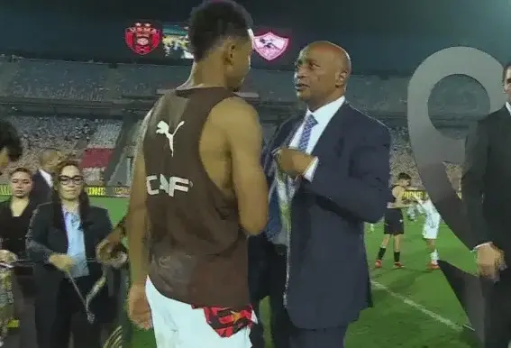 شاهد مراسم تتويج اتحاد العاصمة بكأس الكونفدرالية بعد الفوز على الزمالك - 1000619322