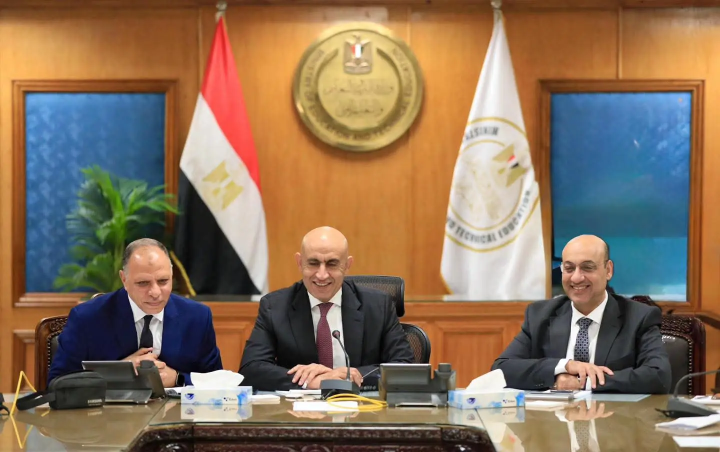يبحث آلاف أولياء الأمور والطلاب حاليًا عن نتيجة الشهادة الإعدادية 2026 في جميع المحافظات، وذلك بالتزامن مع انتهاء أعمال التصحيح والمراجعة في غرف العمليات ولجان النظام والمراقبة "الكنترول" تمهيدًا لرفع التقارير النهائية للمحافظين.
