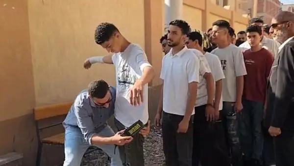 تشهد الآن لجان امتحانات الثانوية العامة 2026 ، بدء امتحان اللغة الأجنبية الأولى ( امتحان اللغة الإنجليزية ثانوية عامة 2026 ) في جميع لجان امتحانات الثانوية العامة 2026 الموجودة على مستوى الجمهورية .