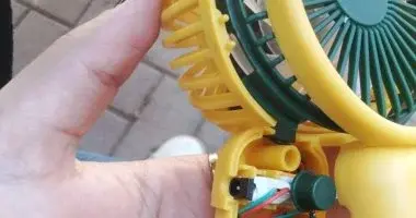 غرائب وطرائف الثانوية العامة.. طلق ولادة مباغت لطالبة داخل اللجنة وضبط سماعة مخبأة داخل مروحة يدوية صغيرة