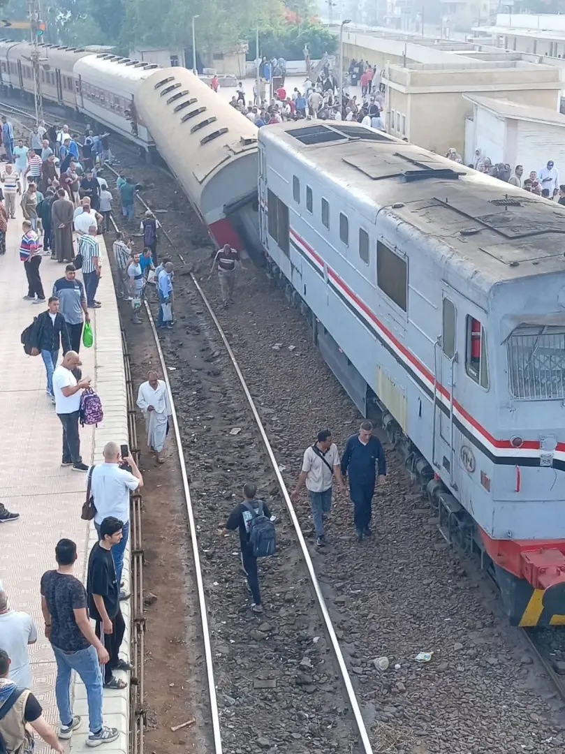أعلنت الهيئة القومية لسكك حديد مصر، عن وقوع إصابات خفيفة إثر خروج عجلة عن القضبان من عربة خلف جرار قطار أثناء دخوله محطة محلة روح بمحافظة الغربية في تمام الساعة 7:50 صباح اليوم /السبت/.