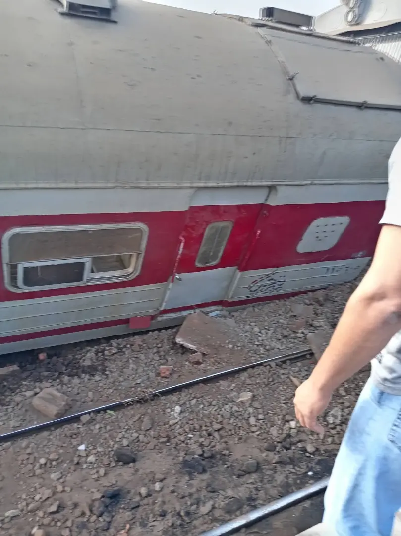 شهدت محطة سكة حديد "محلة روح" التابعة لمركز طنطا بمحافظة الغربية، صباح اليوم، حادثاً مفاجئاً إثر خروج إحدى عربات قطار ركاب عن القضبان أثناء دخوله إلى رصيف المحطة. وأسفر الحادث عن إصابة 14 شخصاً بإصابات طفيفة